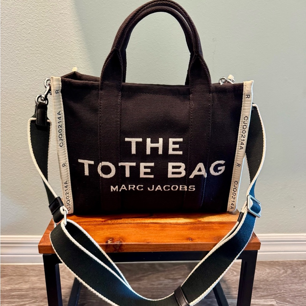 THE JACQUARD MEDIUM TOTE BAG by Marc Jacob’s. Authentic Including organizer